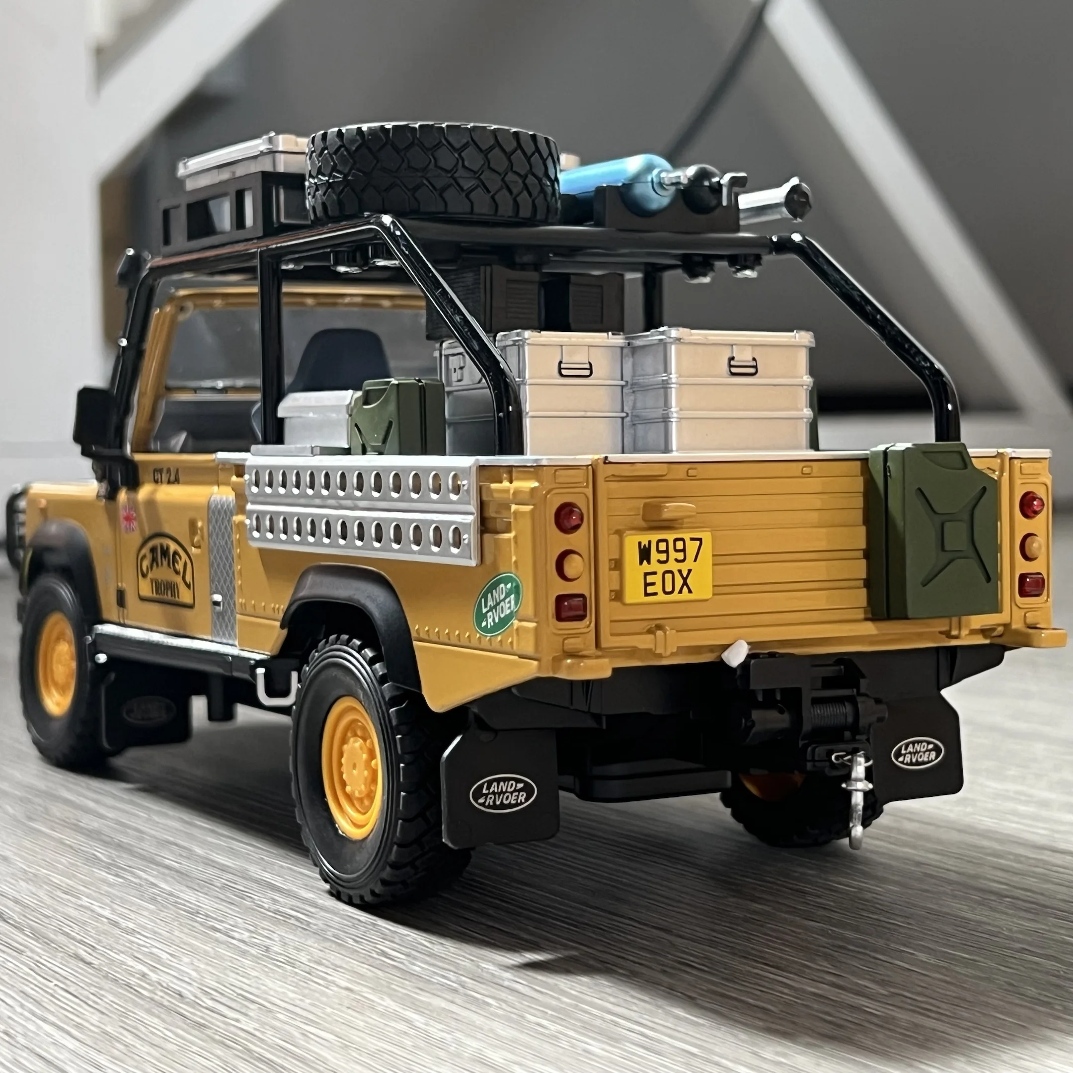 1:24 Land Rover Defender 90 Diecast Model 6 1:24 Land Rover Defender 90 Diecast Model - Image 6