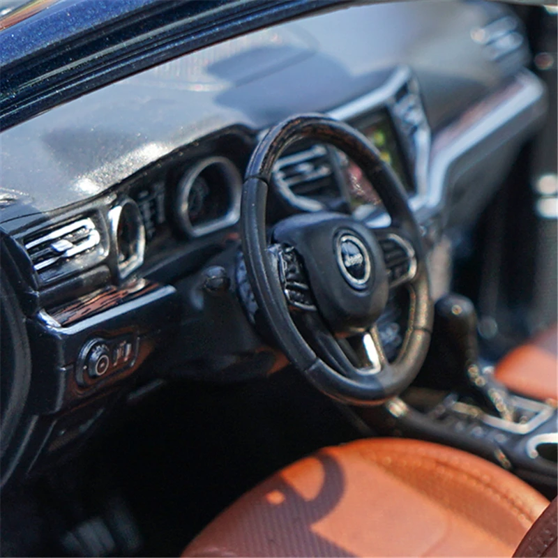 1:18 Jeep Grand Commander Diecast Model 4 1:18 Jeep Grand Commander Diecast Model - Image 4