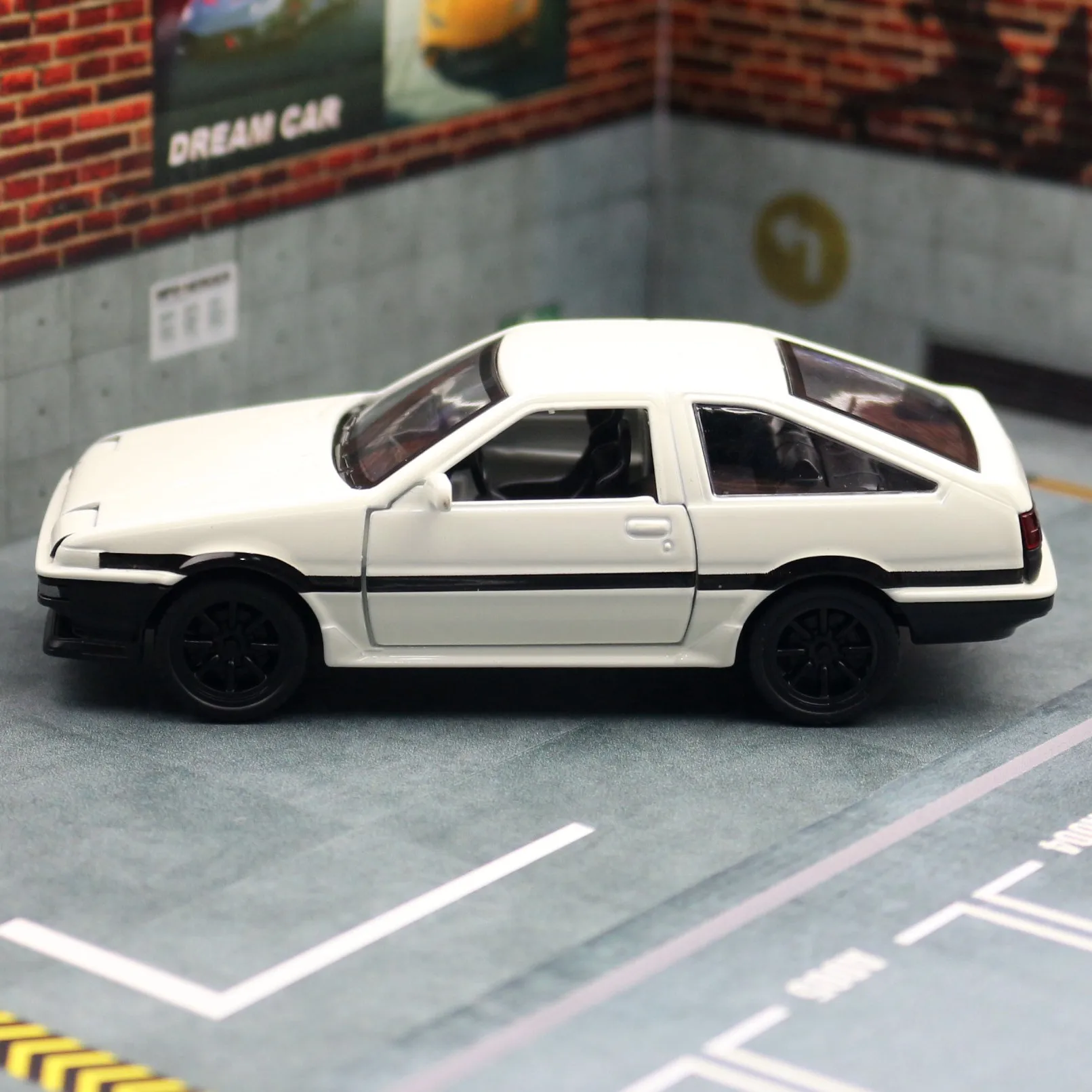 Toyota AE86 1:37 Diecast Model Car in White 4 Toyota AE86 1:37 Diecast Model Car in White - Image 4