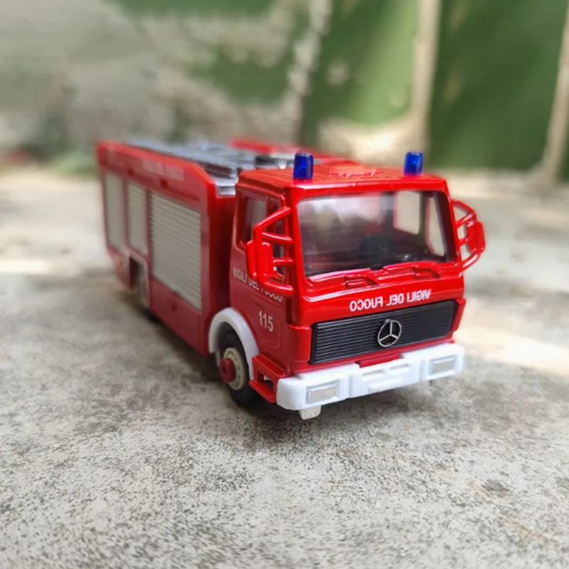 1:43 Scale Fire Engine Model for Collectors 2 1:43 Scale Fire Engine Model for Collectors - Image 2