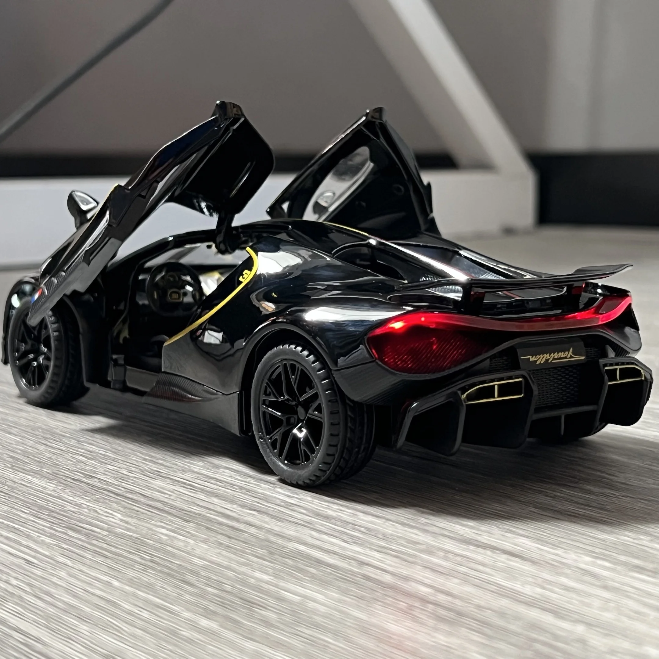 Gold Diecast 1:24 Scale Sports Car Model 6 Gold Diecast 1:24 Scale Sports Car Model - Image 6