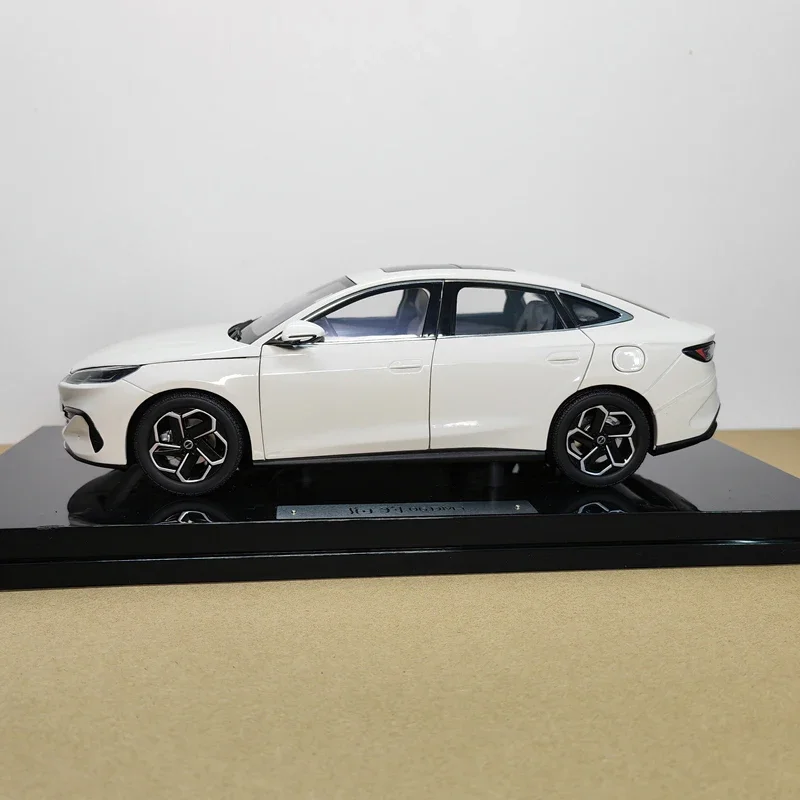 BYD Seal 06 06DM-I Diecast Model 1:18 Scale 2 BYD Seal 06 06DM-I Diecast Model 1:18 Scale - Image 2