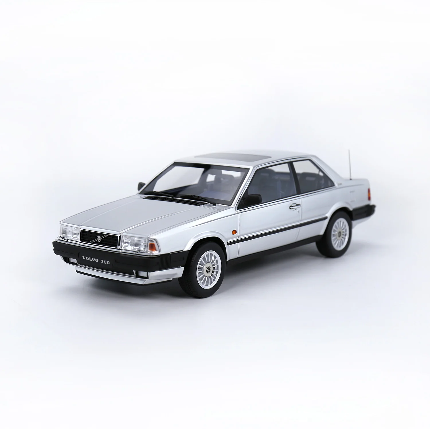 Volvo 780 Resin Model 1-18 Scale Collectible 4 Volvo 780 Resin Model 1-18 Scale Collectible - Image 4