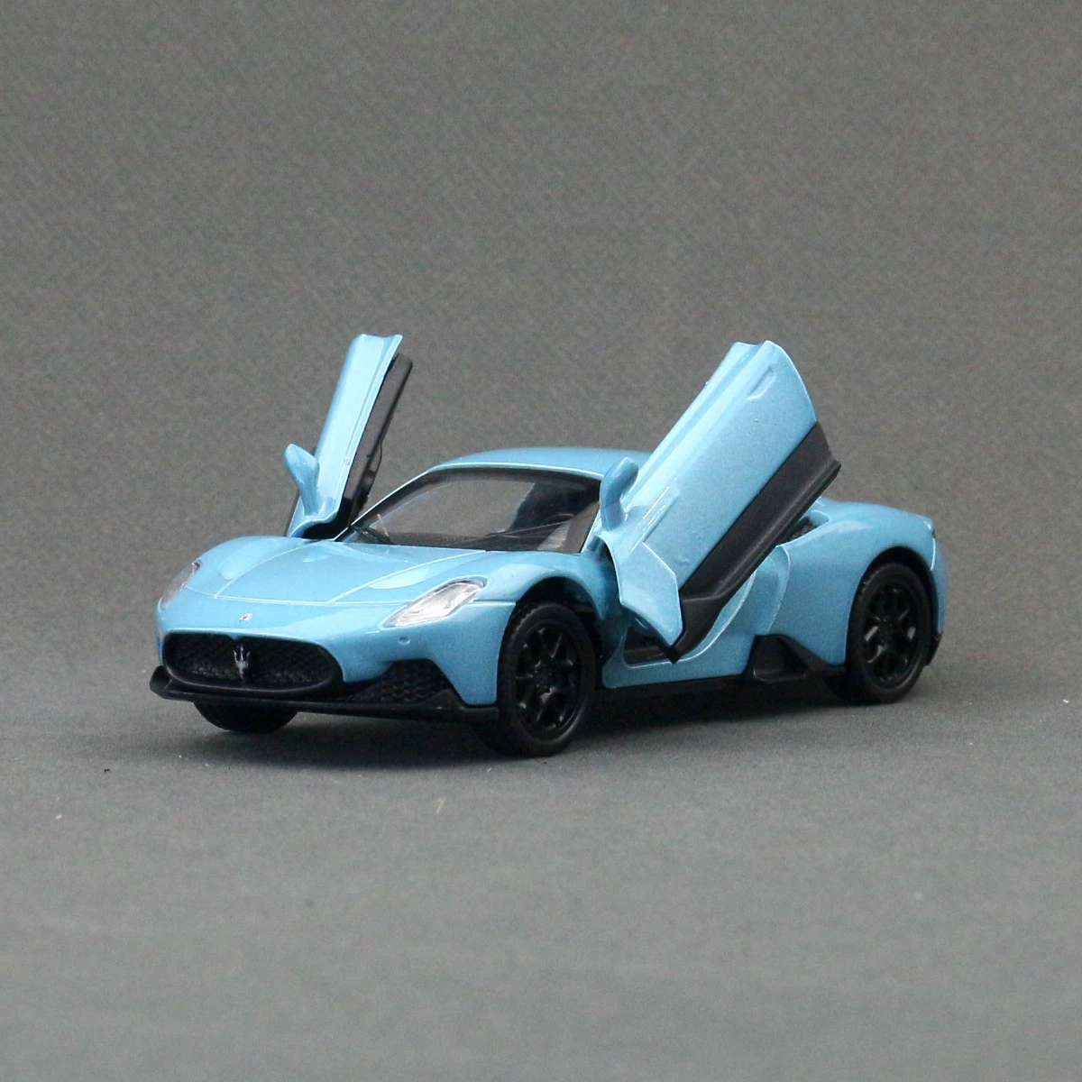 Maserati MC20 1/43 Diecast Model Car in Blue 2 Maserati MC20 1/43 Diecast Model Car in Blue - Image 2
