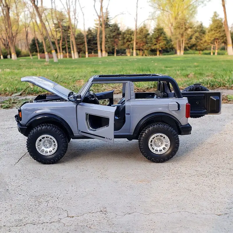 1:32 Ford Bronco Diecast Model in Grey 5 1:32 Ford Bronco Diecast Model in Grey - Image 5