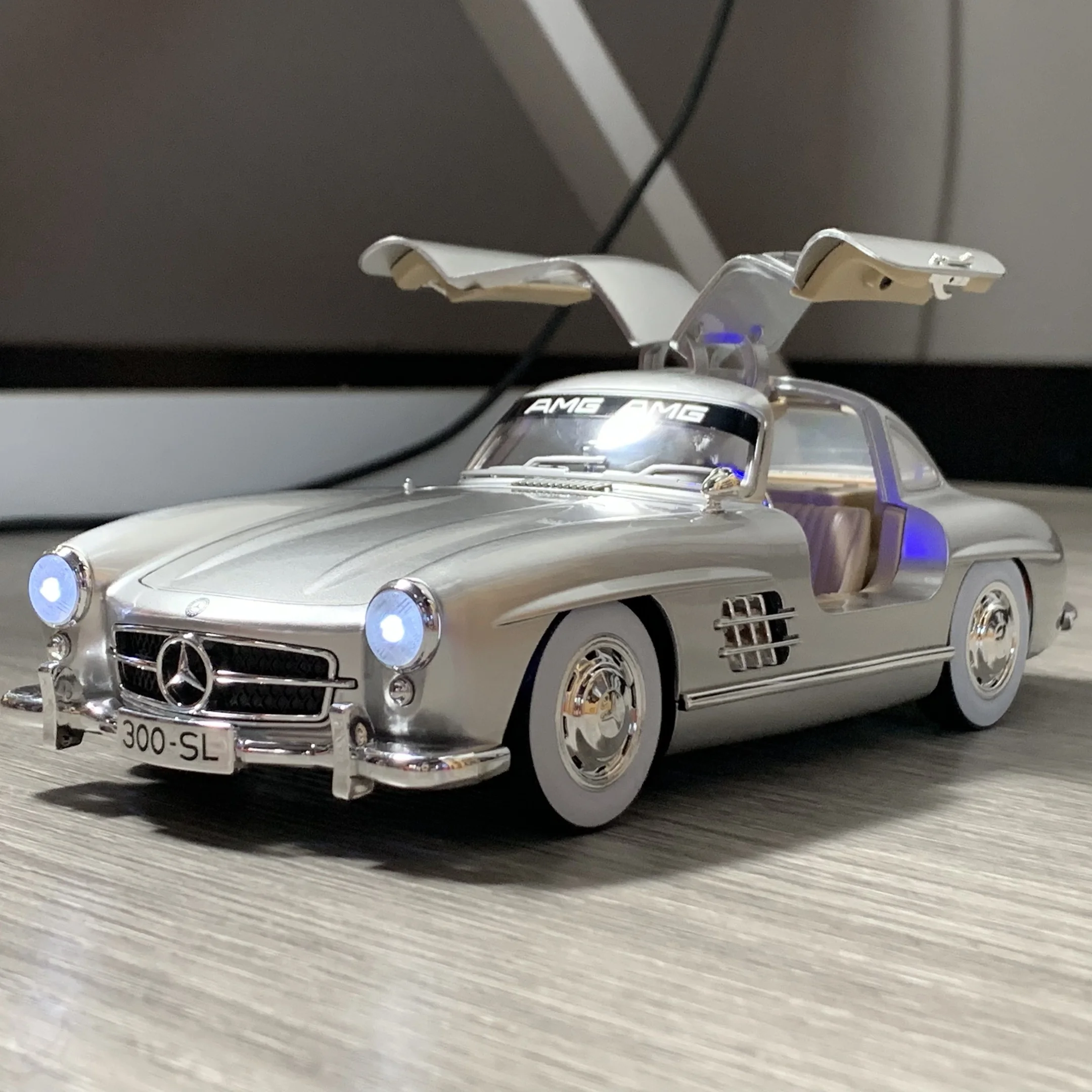 1:18 Benz 300SL Classic Model Car Replica 4 1:18 Benz 300SL Classic Model Car Replica - Image 4