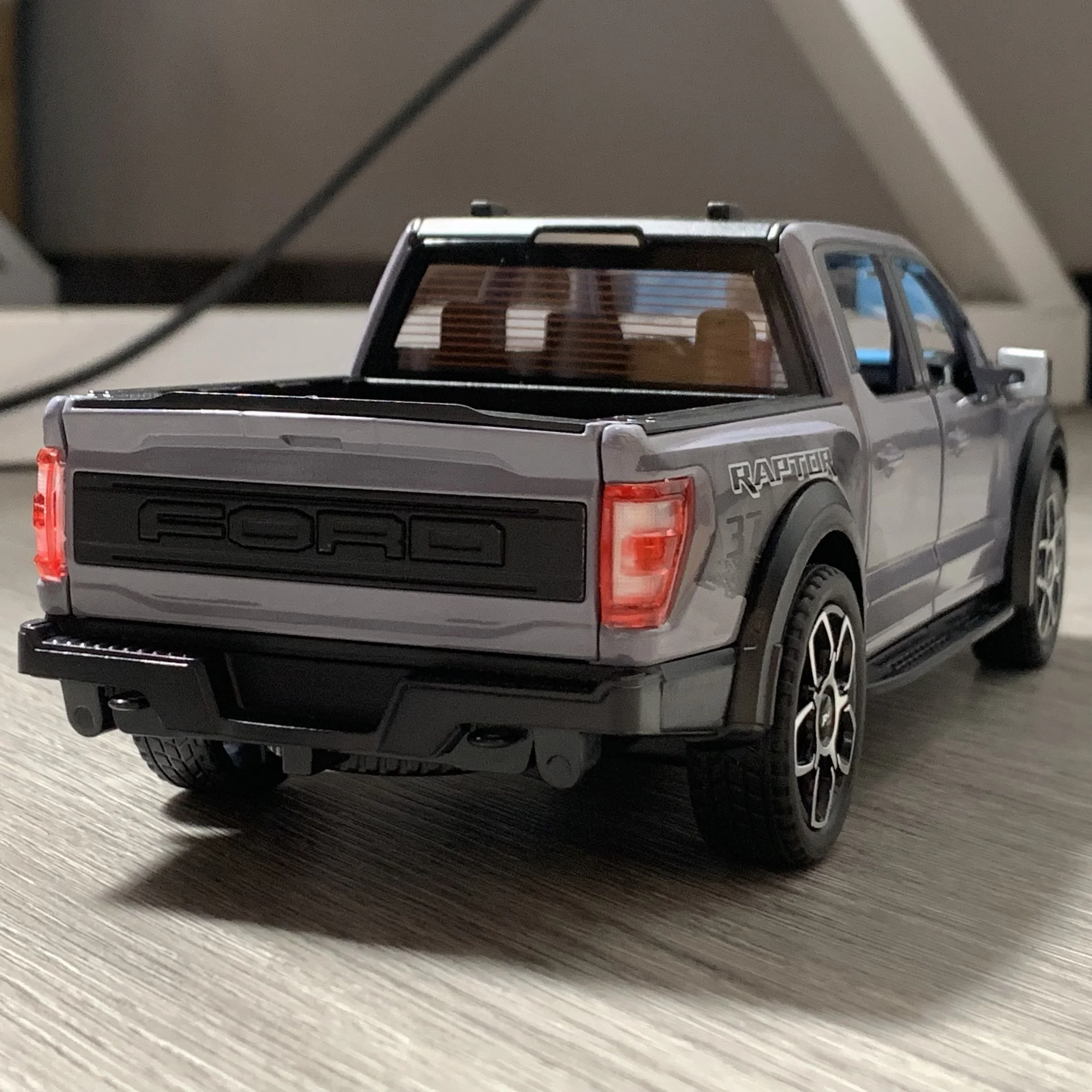 1:20 Scale Ford Raptor F150 Diecast Model 5 1:20 Scale Ford Raptor F150 Diecast Model - Image 5