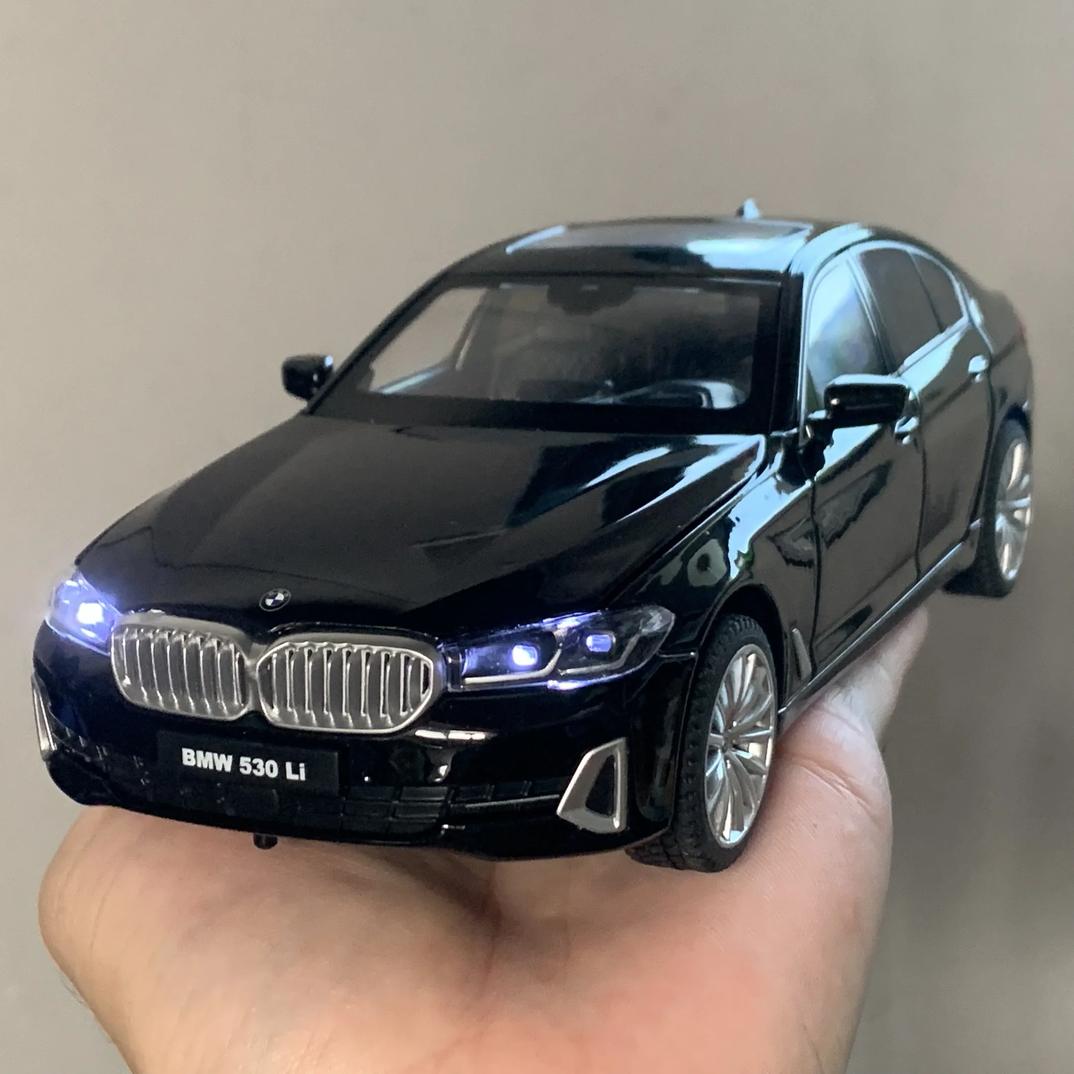 BMW 530LI Scale Model 1:24 with LED Lights 5 BMW 530LI Scale Model 1:24 with LED Lights - Image 5