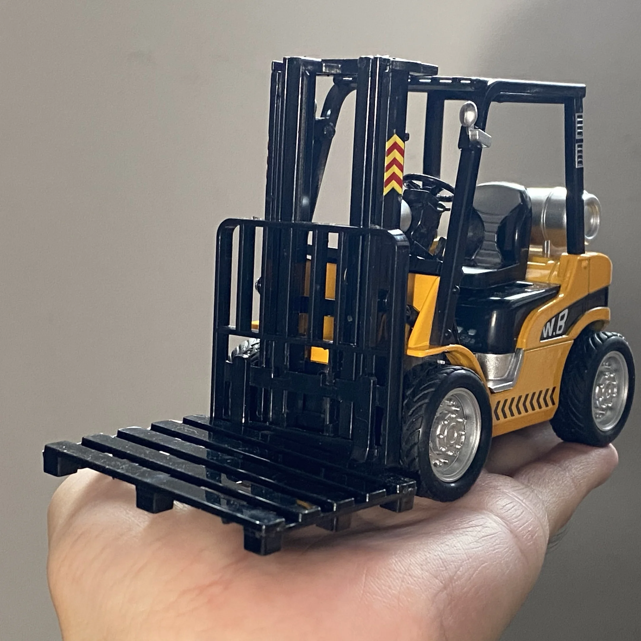Diecast Forklift Crane Model in Yellow and Black 5 Diecast Forklift Crane Model in Yellow and Black - Image 5