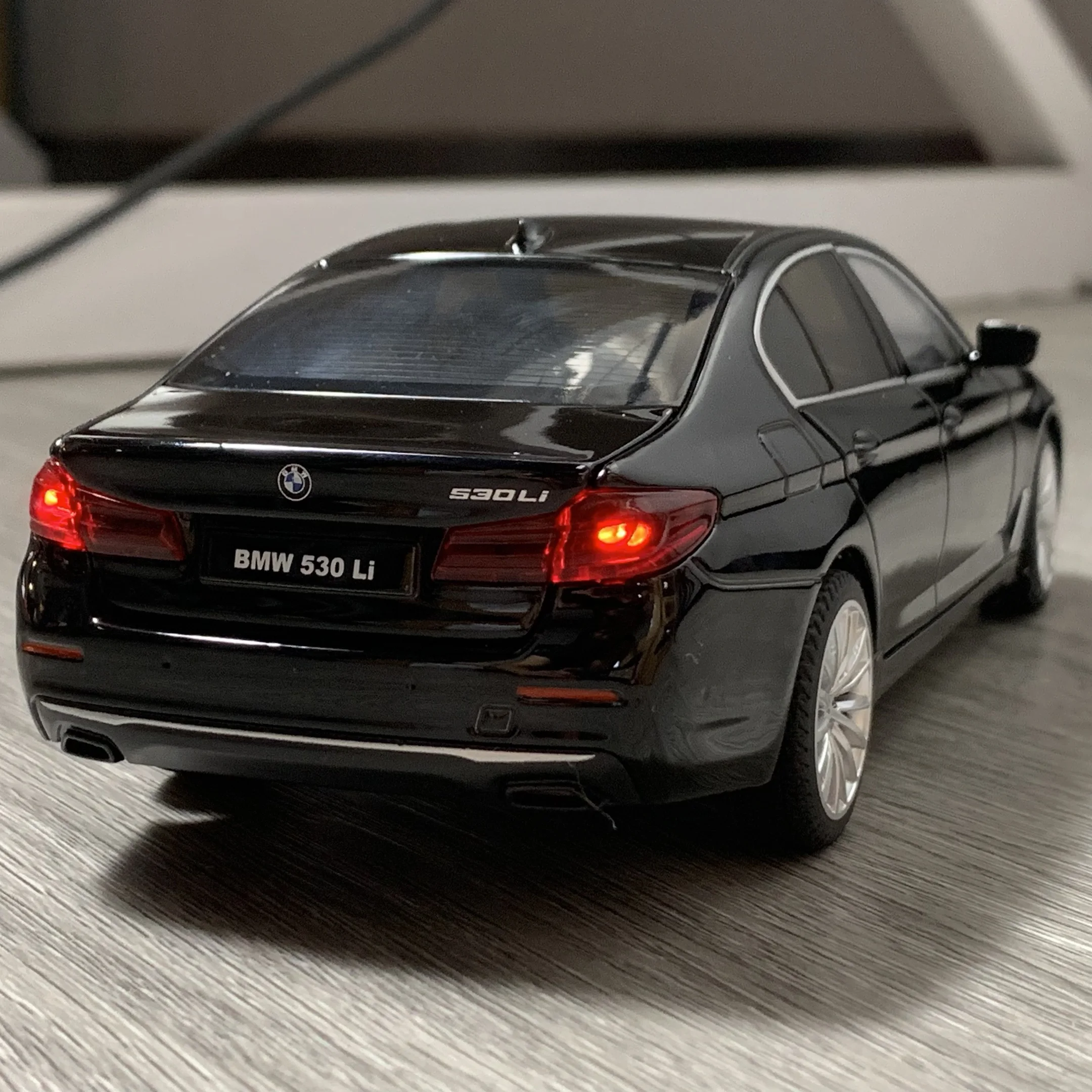 BMW 530LI Scale Model 1:24 with LED Lights 3 BMW 530LI Scale Model 1:24 with LED Lights - Image 3