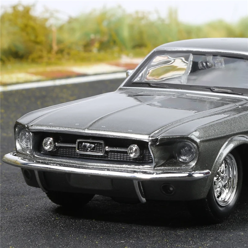 1967 Ford Mustang GT 1:24 Diecast Model 4 1967 Ford Mustang GT 1:24 Diecast Model - Image 4