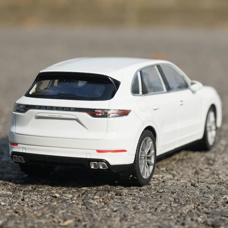 1:24 Porsche Cayenne Turbo Diecast Model 5 1:24 Porsche Cayenne Turbo Diecast Model - Image 5