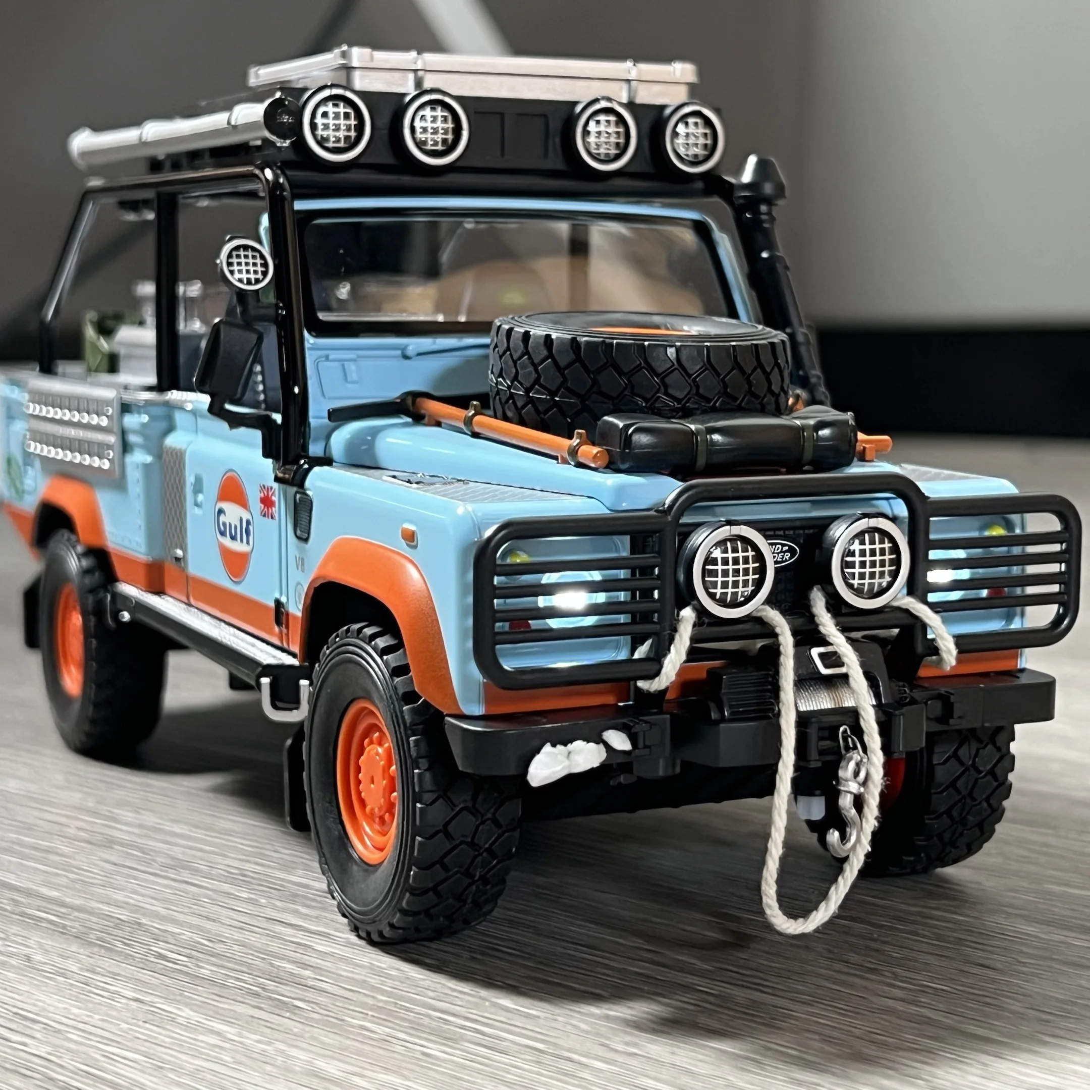1:24 Land Rover Defender 90 Diecast Model 4 1:24 Land Rover Defender 90 Diecast Model - Image 4