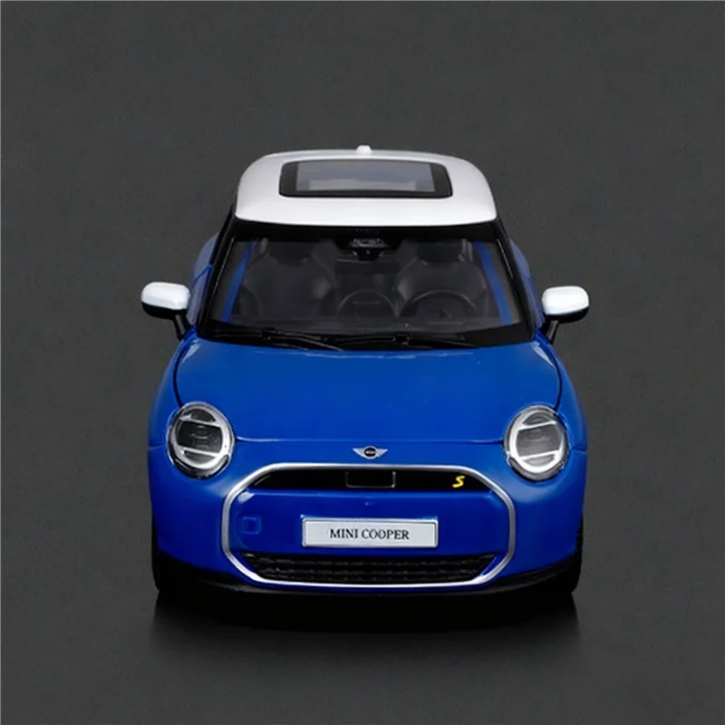 Mini Cooper SE 1:24 Diecast Model Car 3 Mini Cooper SE 1:24 Diecast Model Car - Image 3