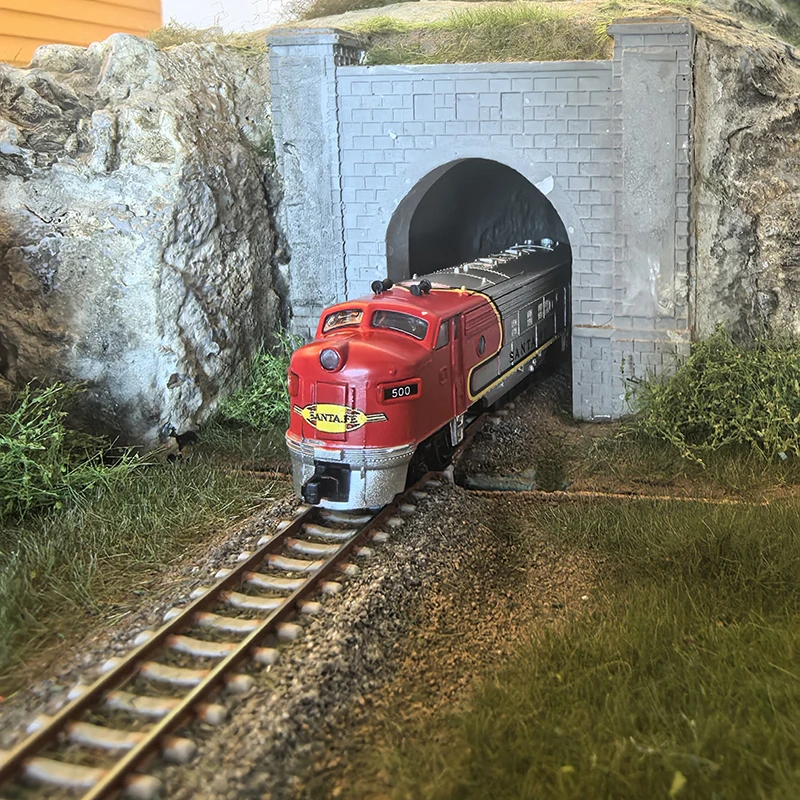 Vintage Red Diesel Locomotive N Scale Model 2 Vintage Red Diesel Locomotive N Scale Model - Image 2