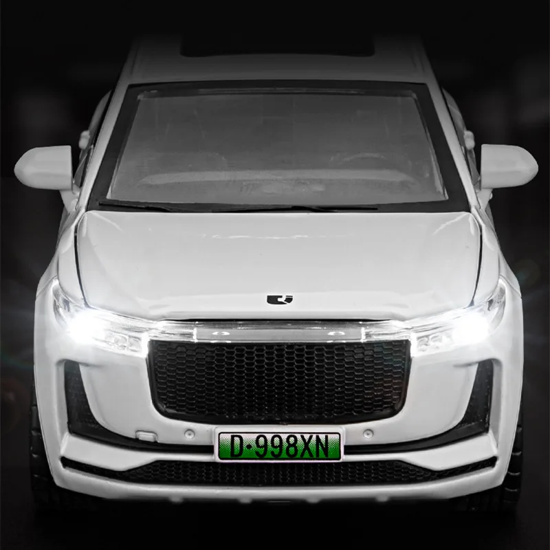 White 1:32 Scale Diecast SUV Model 3 White 1:32 Scale Diecast SUV Model - Image 3