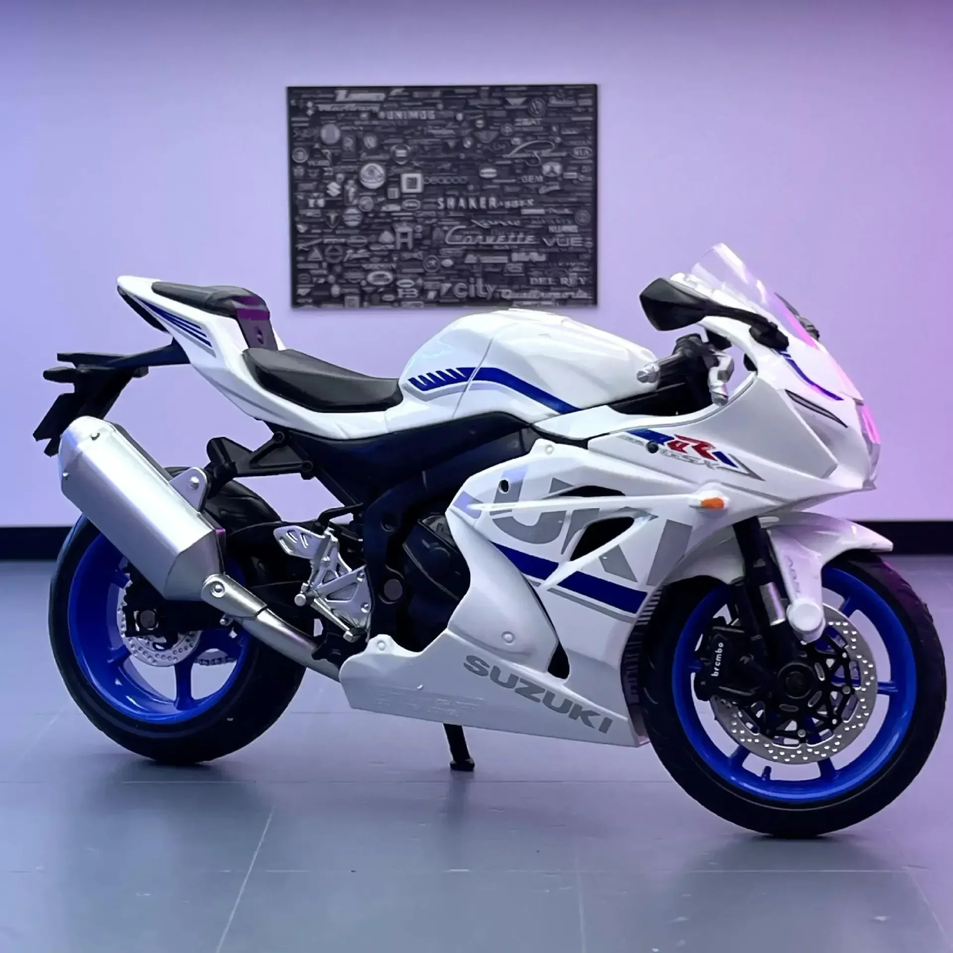 1:12 Scale GSX-R1000 Diecast Motorcycle Model 2 1:12 Scale GSX-R1000 Diecast Motorcycle Model - Image 2
