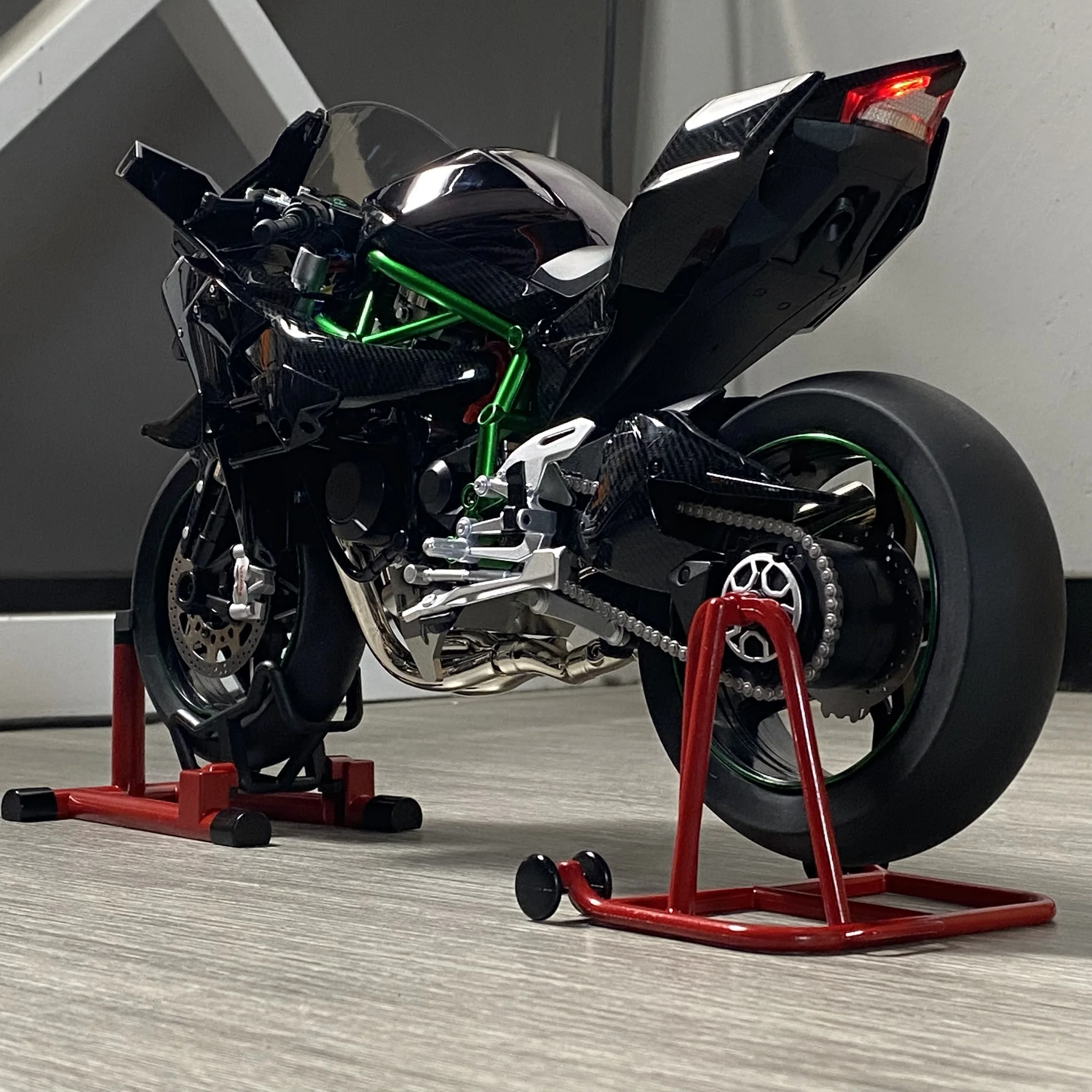 Kawasaki Racing Ninja 500 H2R 1:6 Scale Model 2 Kawasaki Racing Ninja 500 H2R 1:6 Scale Model - Image 2