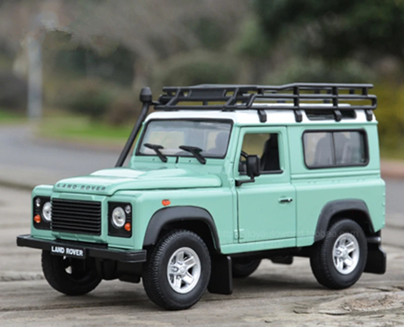 White Land Rover Defender Model 1:24 Scale 10 White Land Rover Defender Model 1:24 Scale - Image 10
