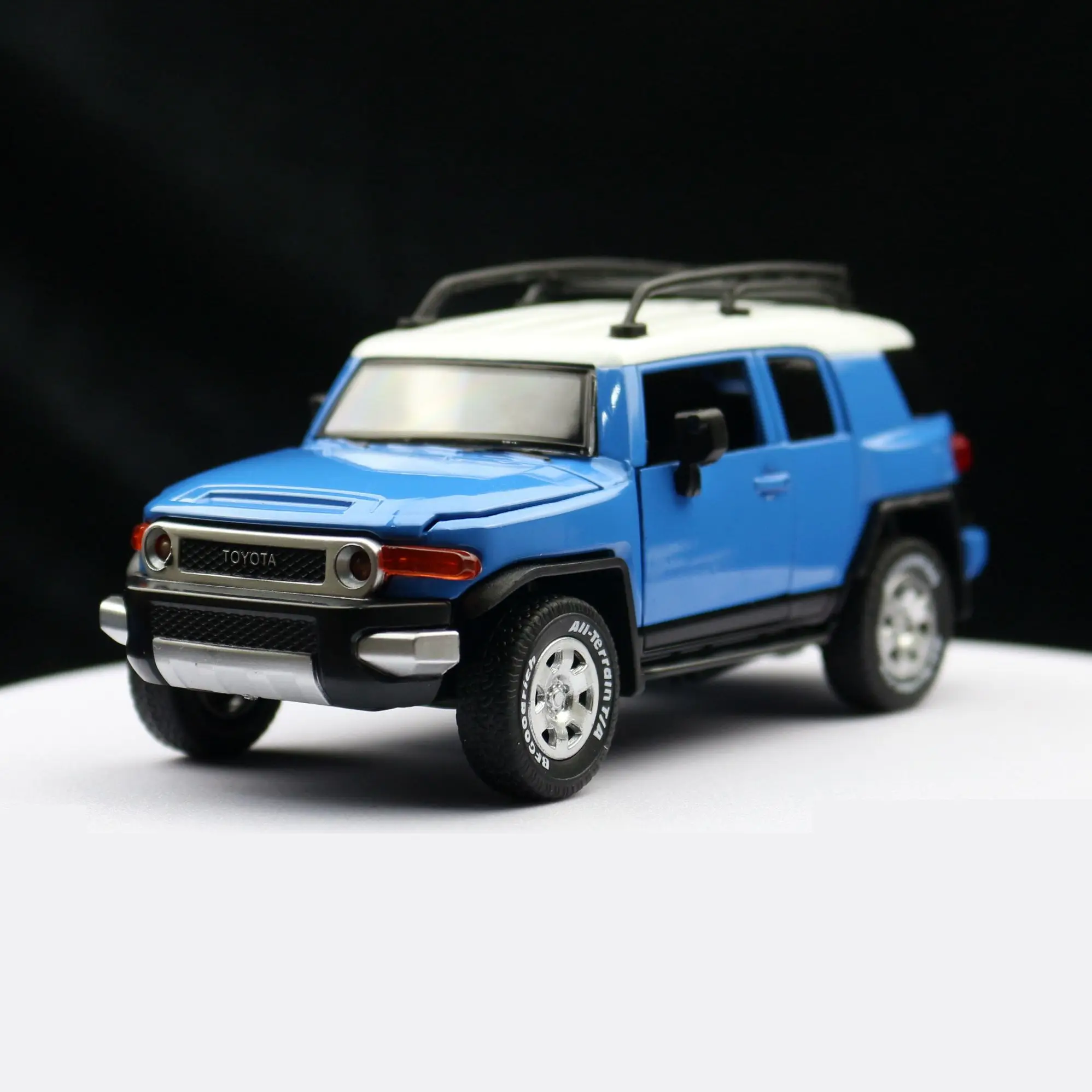 Vibrant Blue 1/32 Toyota FJ Cruiser Diecast Model 2 Vibrant Blue 1/32 Toyota FJ Cruiser Diecast Model - Image 2