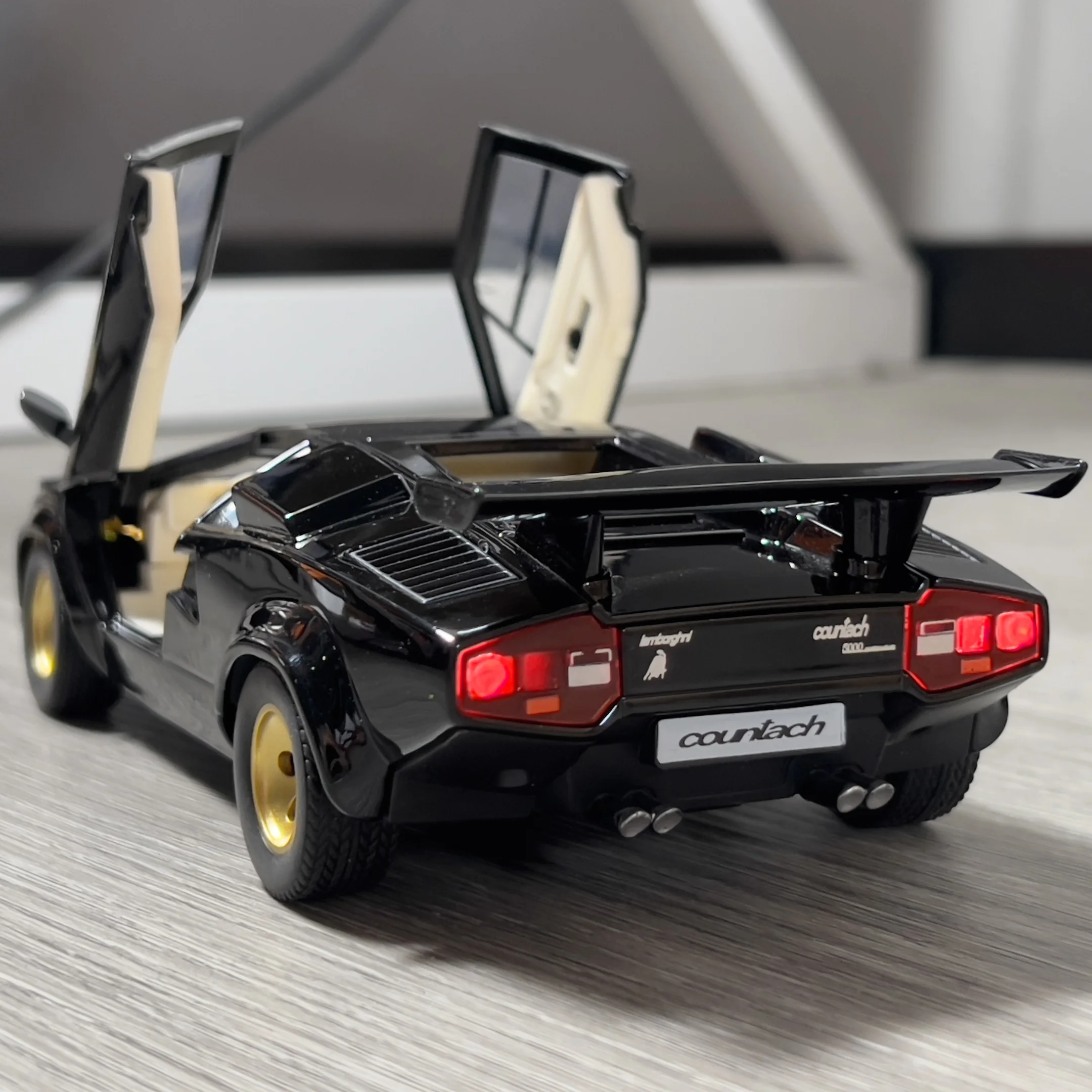 Lamborghini Countach LP500S 1:24 Diecast Model 6 Lamborghini Countach LP500S 1:24 Diecast Model - Image 6