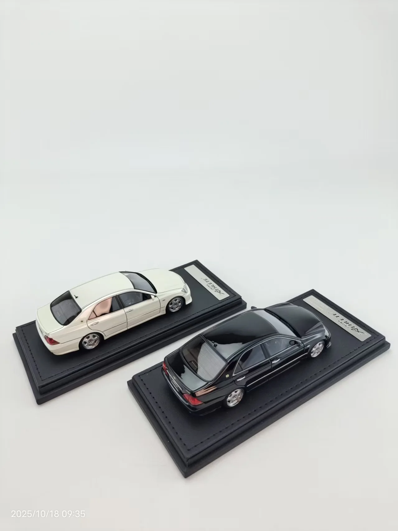1/43 Resin Model Car in Black or Off-White 1 1/43 Resin Model Car in Black or Off-White