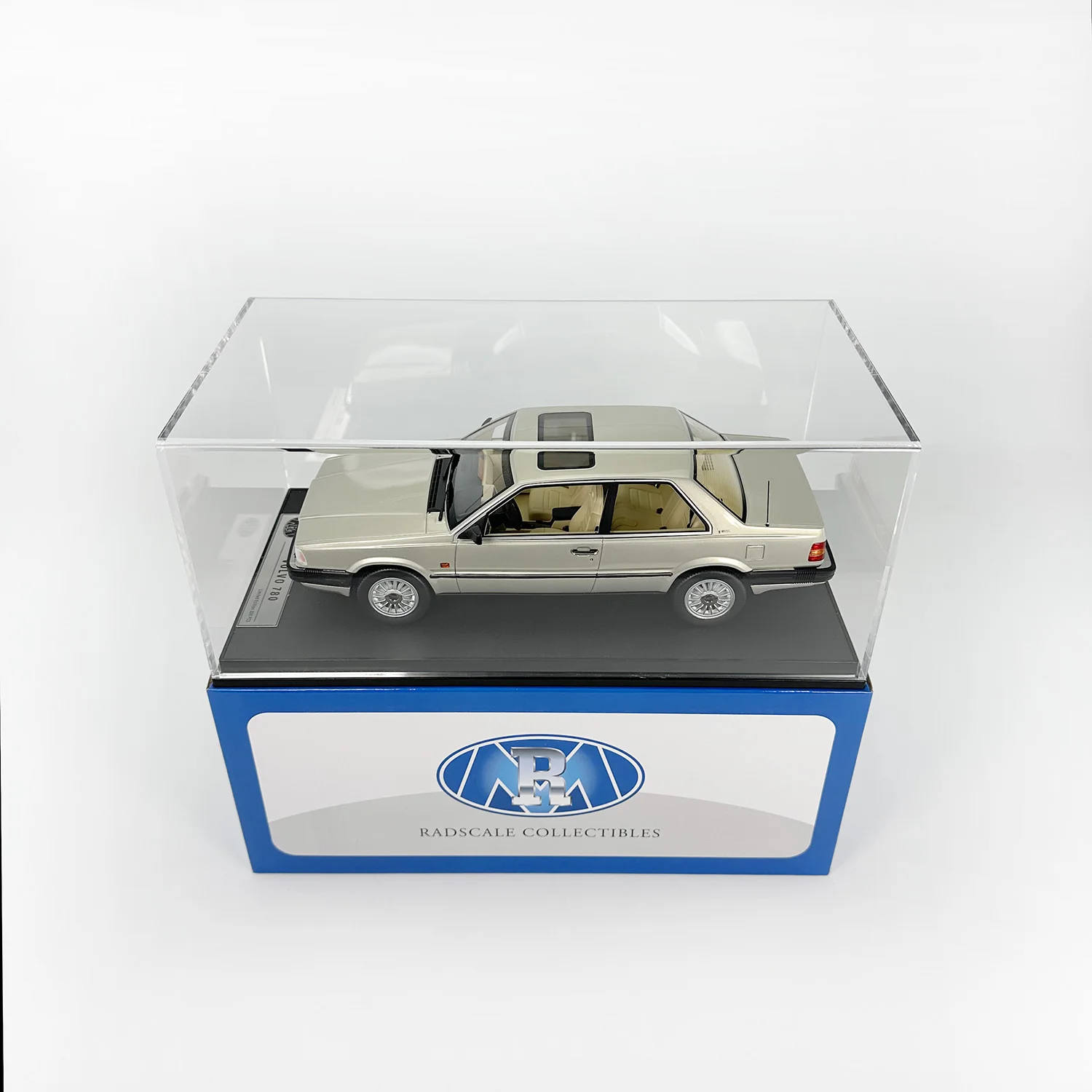 Volvo 780 Resin Model 1-18 Scale Collectible 6 Volvo 780 Resin Model 1-18 Scale Collectible - Image 6