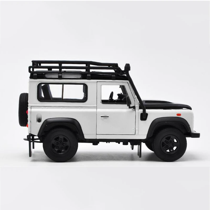 White Land Rover Defender Model 1:24 Scale 6 White Land Rover Defender Model 1:24 Scale - Image 6