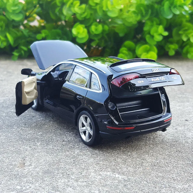 1:32 Scale Audi Q5 SUV Diecast Model 3 1:32 Scale Audi Q5 SUV Diecast Model - Image 3