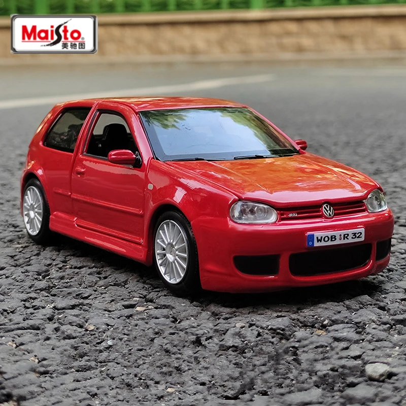 1:24 Volkswagen Golf R32 Diecast Model 2 1:24 Volkswagen Golf R32 Diecast Model - Image 2