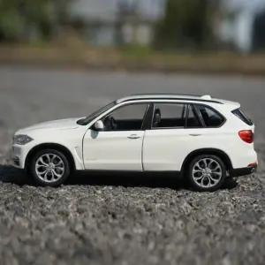 BMW X5 1:24 Diecast Model with Detailing 11 S805d88c9eff74a34bed01fe81212f8b3H
