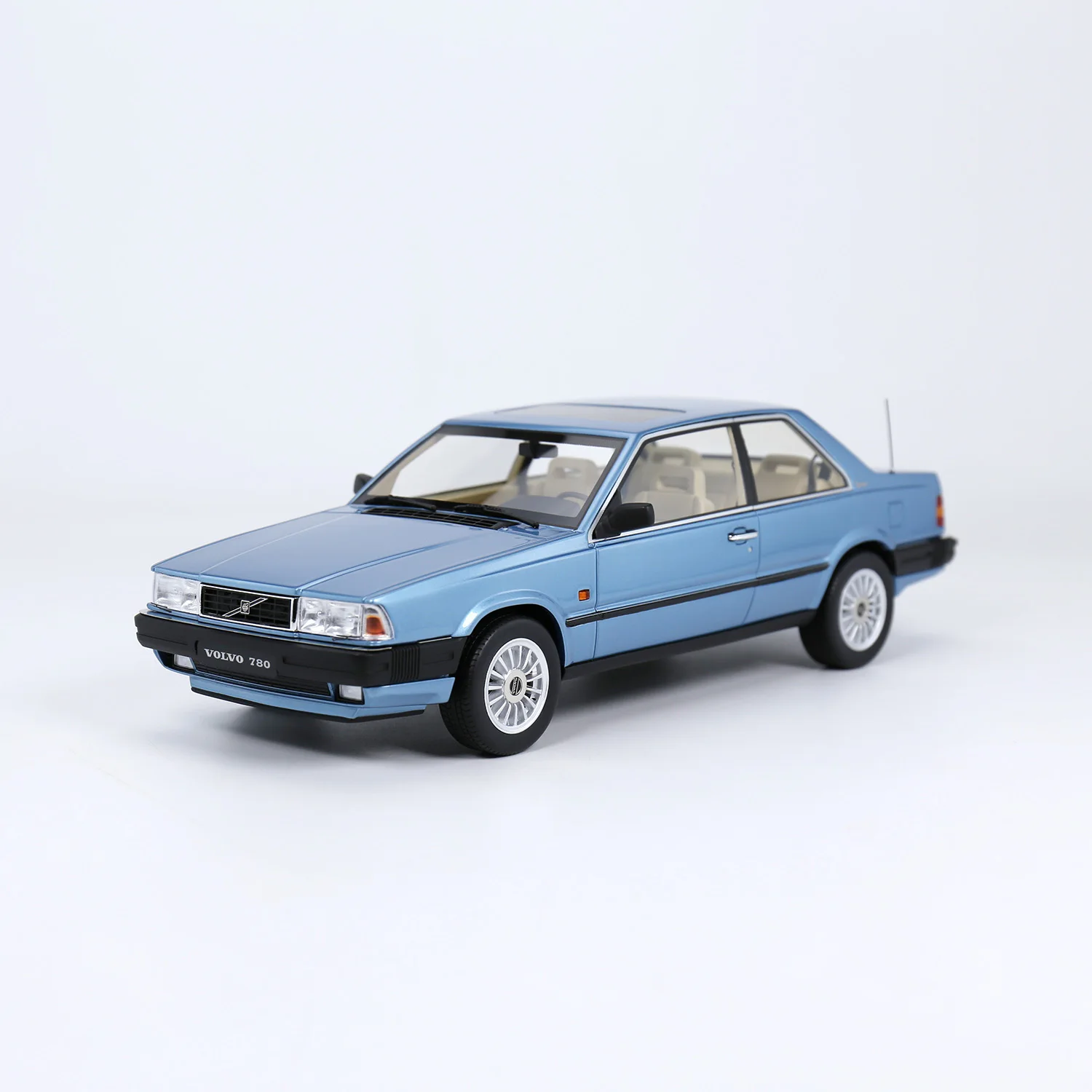 Volvo 780 Resin Model 1-18 Scale Collectible 3 Volvo 780 Resin Model 1-18 Scale Collectible - Image 3