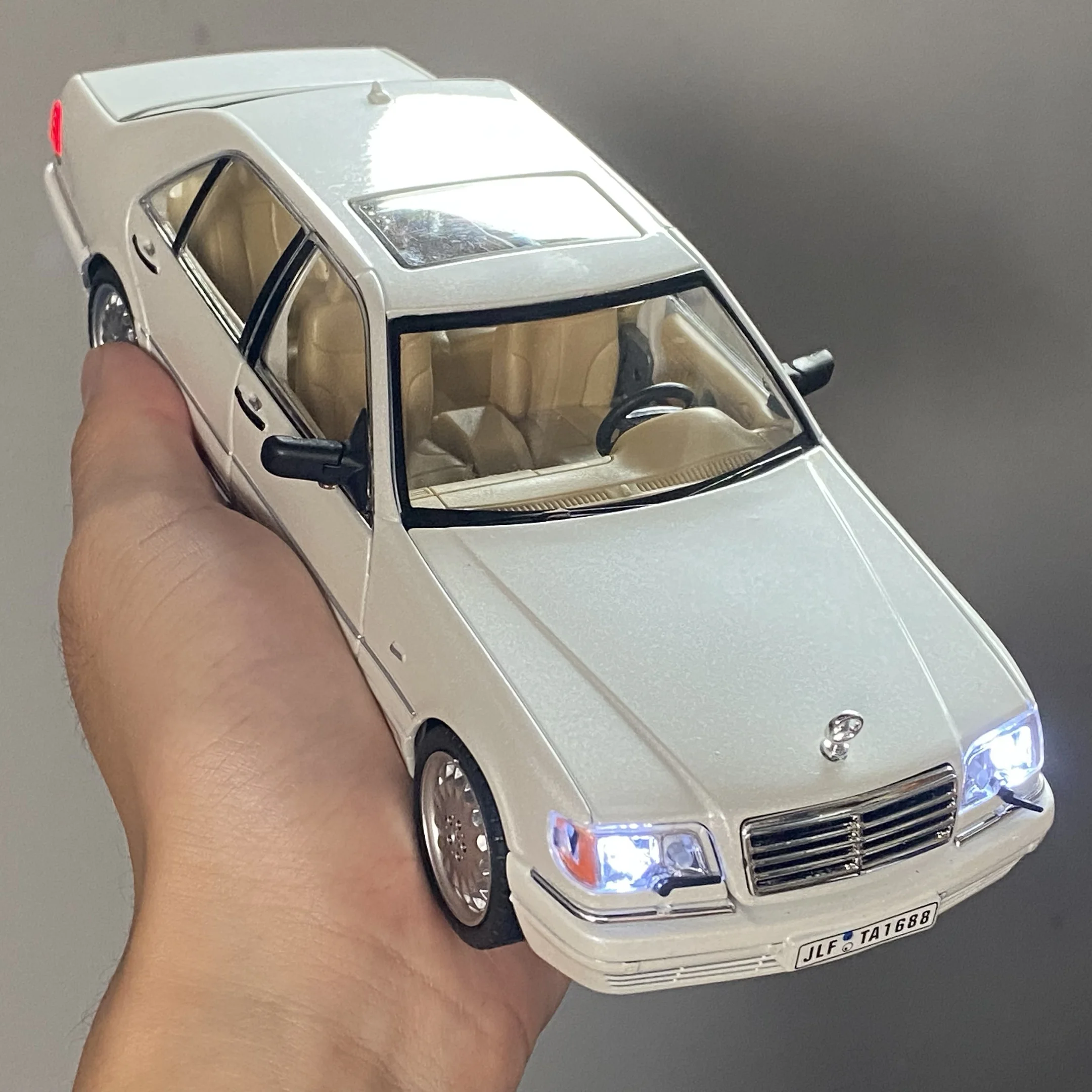 1:24 Scale Benz S W140 320SEL Diecast Model 3 1:24 Scale Benz S W140 320SEL Diecast Model - Image 3