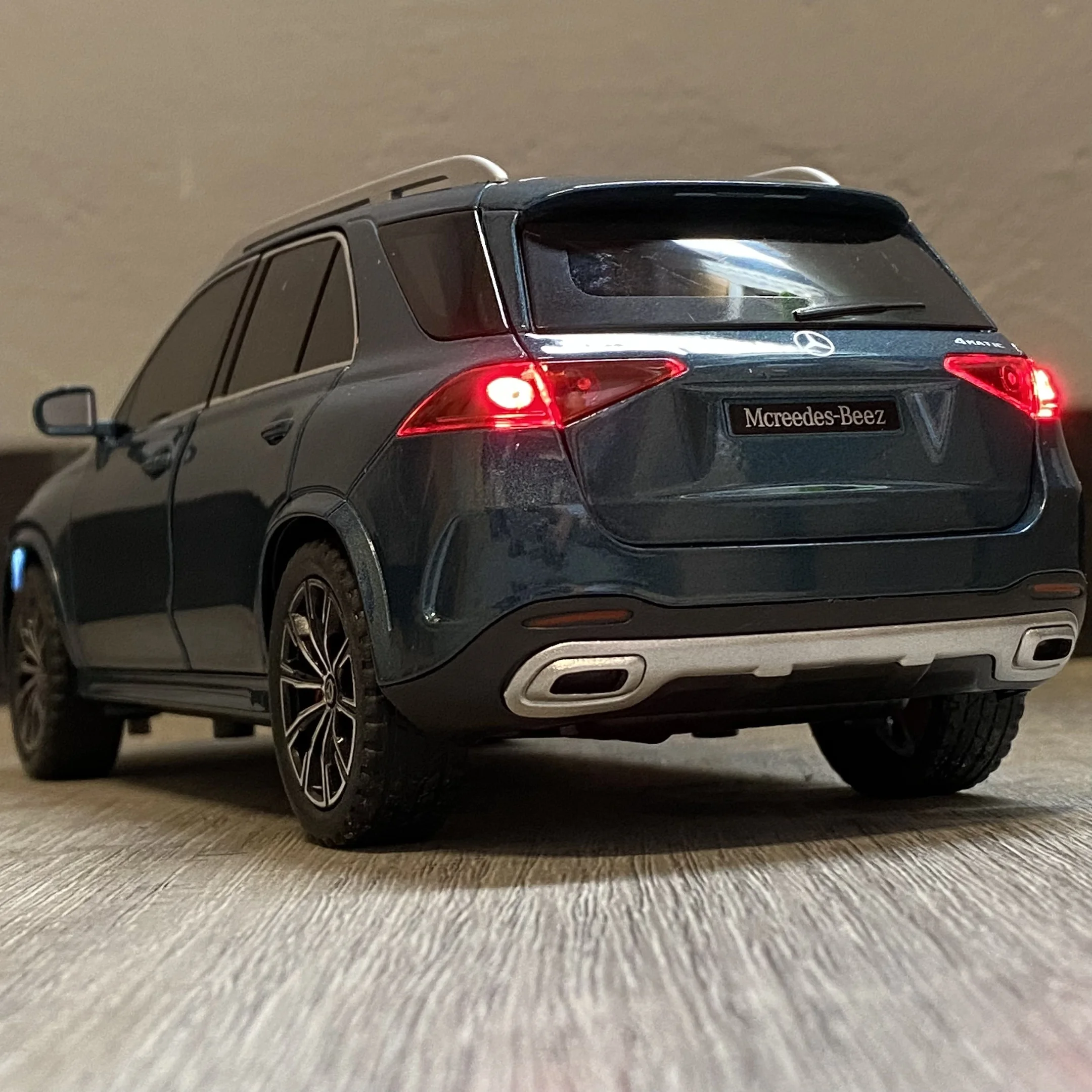 Benz GLE350 Diecast Model Car 1:24 Scale 6 Benz GLE350 Diecast Model Car 1:24 Scale - Image 6