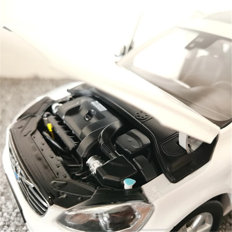 2015 Volvo XC60 SUV Model 1:18 Scale Figurine 6 2015 Volvo XC60 SUV Model 1:18 Scale Figurine - Image 6