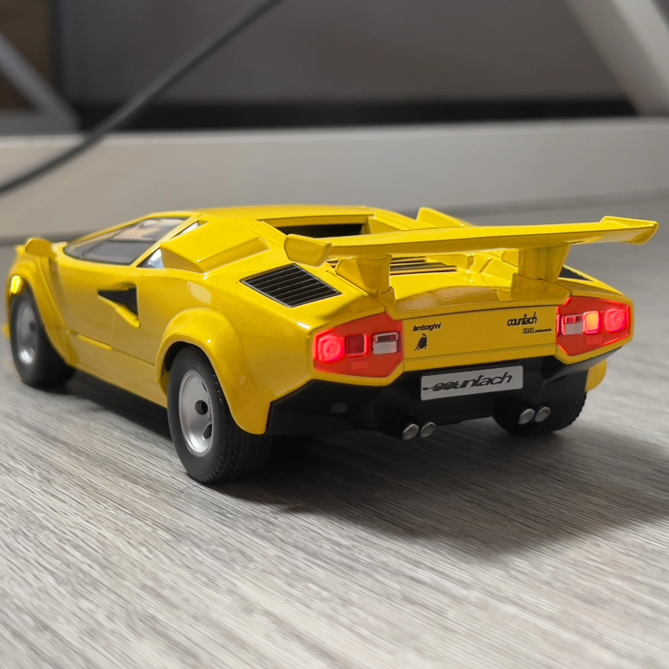 Lamborghini Countach LP500S 1:24 Diecast Model 4 Lamborghini Countach LP500S 1:24 Diecast Model - Image 4