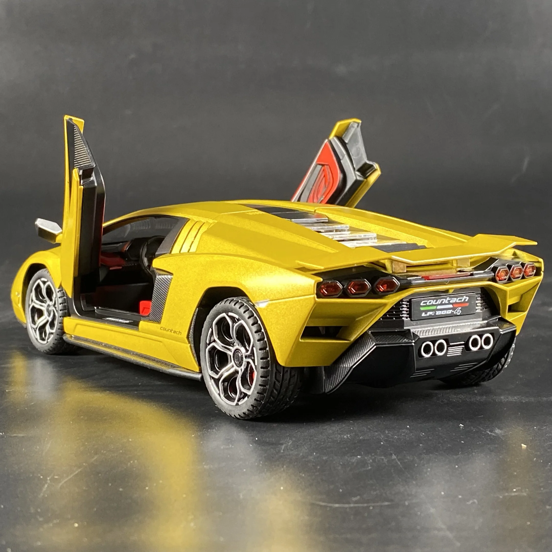 1:24 Lamborghini Countach LPI 800-4 Model 4 1:24 Lamborghini Countach LPI 800-4 Model - Image 4