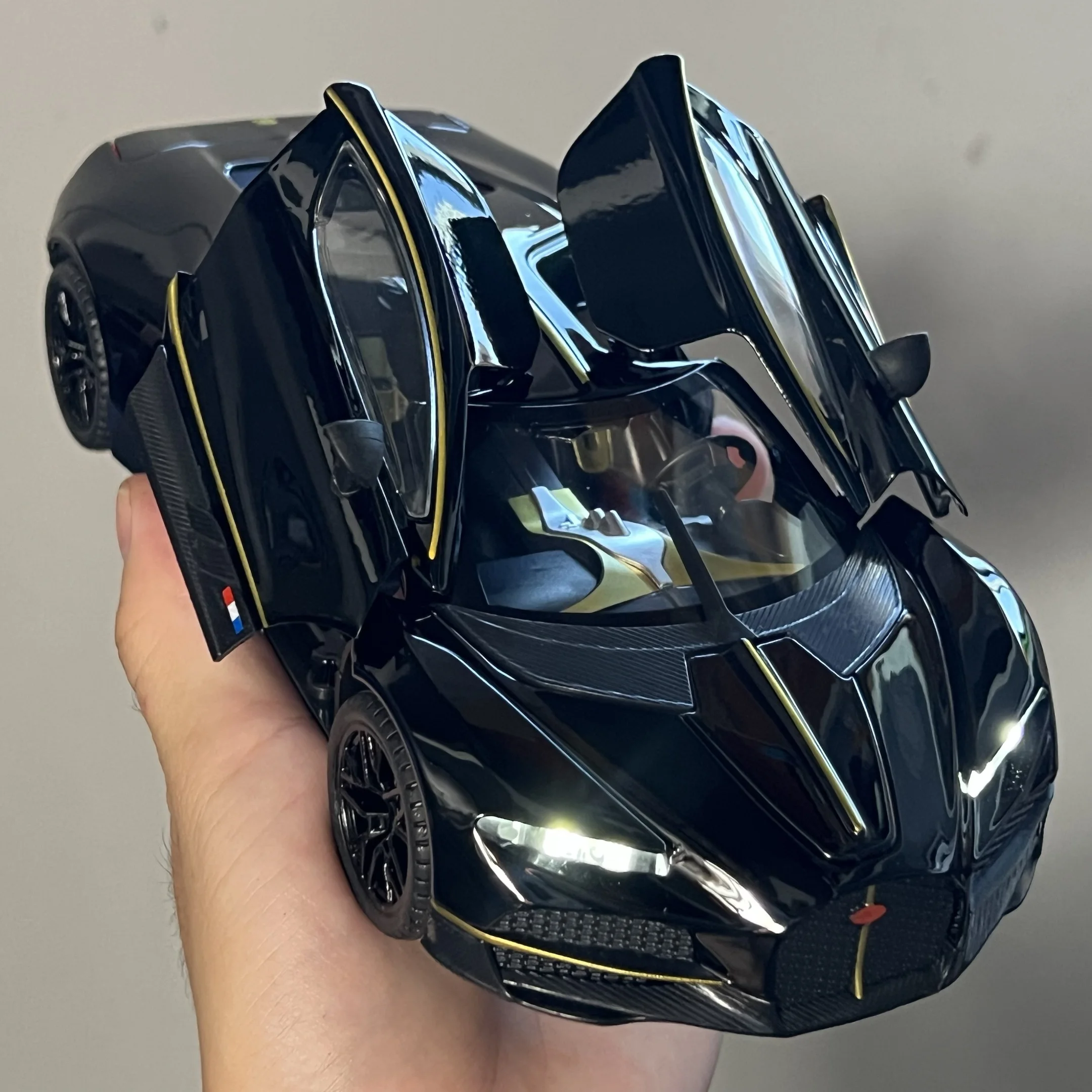 Gold Diecast 1:24 Scale Sports Car Model 4 Gold Diecast 1:24 Scale Sports Car Model - Image 4