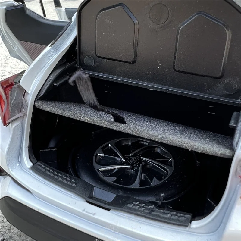 1:18 Scale Toyota Izoa SUV Model Replica 5 1:18 Scale Toyota Izoa SUV Model Replica - Image 5