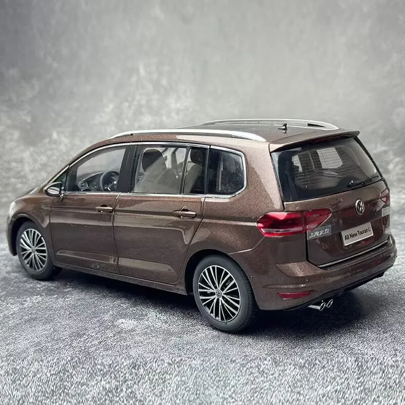 1:18 VW Touran L MPV Diecast Model 2 1:18 VW Touran L MPV Diecast Model - Image 2