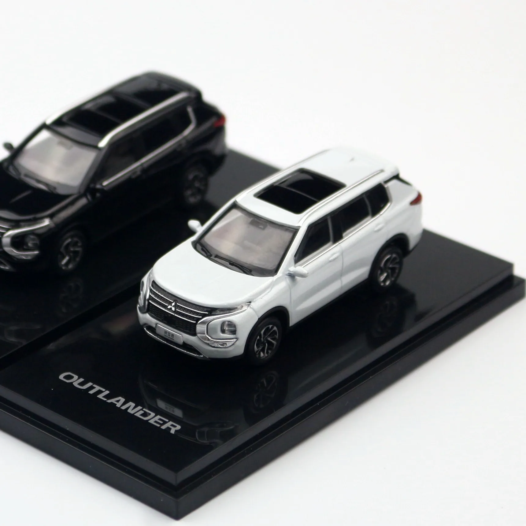 1:64 Mitsubishi Outlander SUV Diecast Model 2 1:64 Mitsubishi Outlander SUV Diecast Model - Image 2