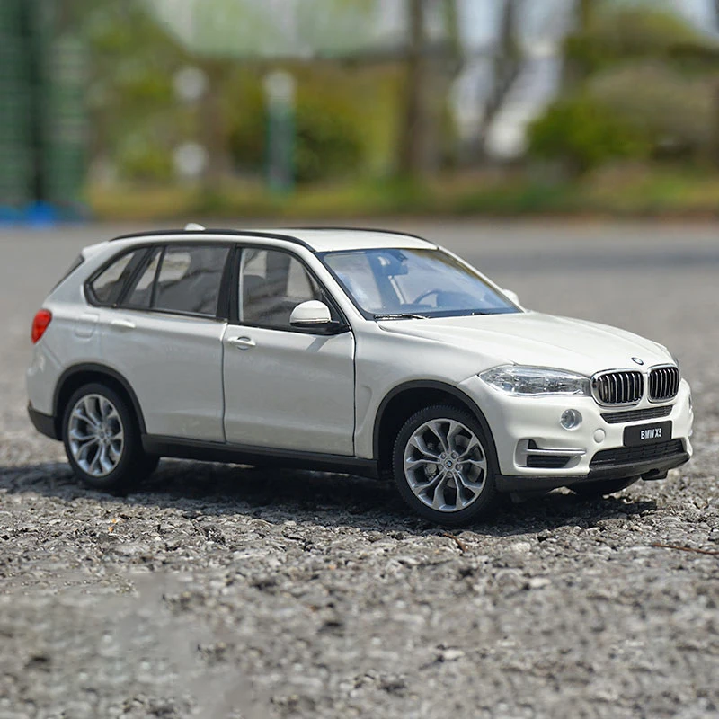BMW X5 1:24 Diecast Model with Detailing 7 BMW X5 1:24 Diecast Model with Detailing - Image 7
