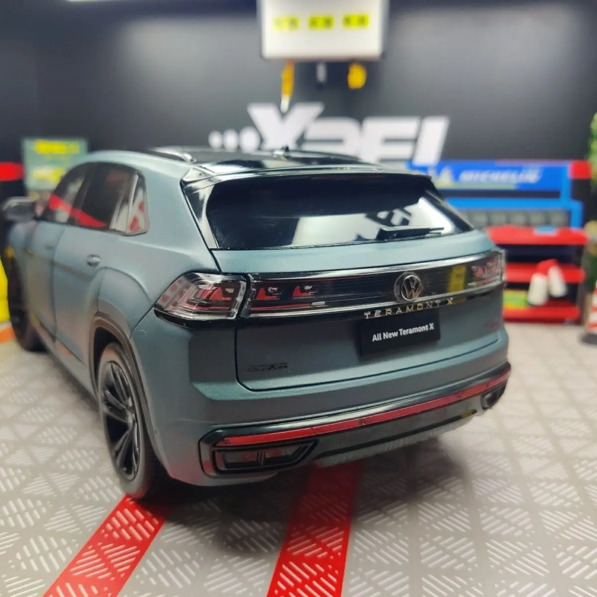 Volkswagen Teramont X SUV 1:18 Diecast Model 6 Volkswagen Teramont X SUV 1:18 Diecast Model - Image 6