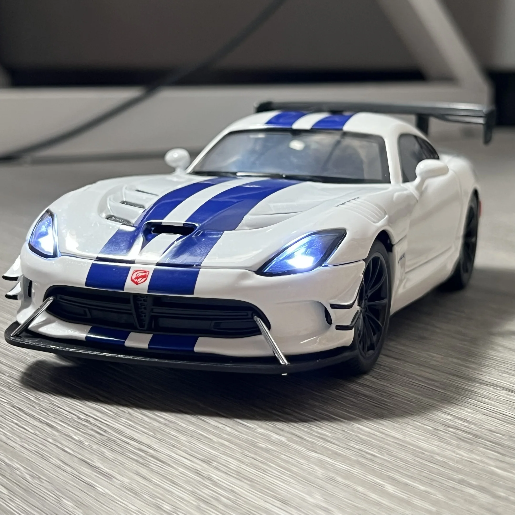 1:24 Scale Diecast 2016 Dodge Viper ACR Model 6 1:24 Scale Diecast 2016 Dodge Viper ACR Model - Image 6