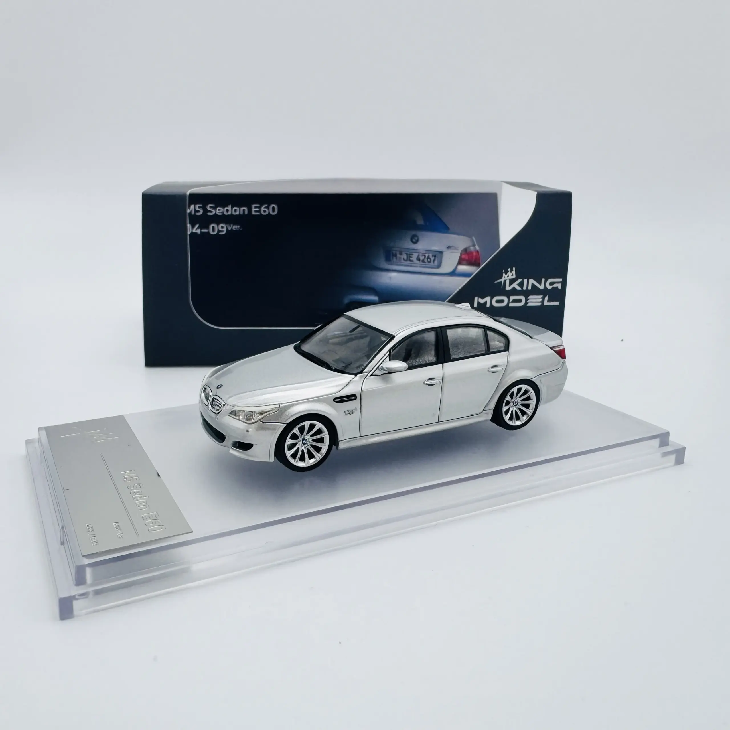 1:64 BMW M5 E60 E61 Diecast Model Set 2 1:64 BMW M5 E60 E61 Diecast Model Set - Image 2