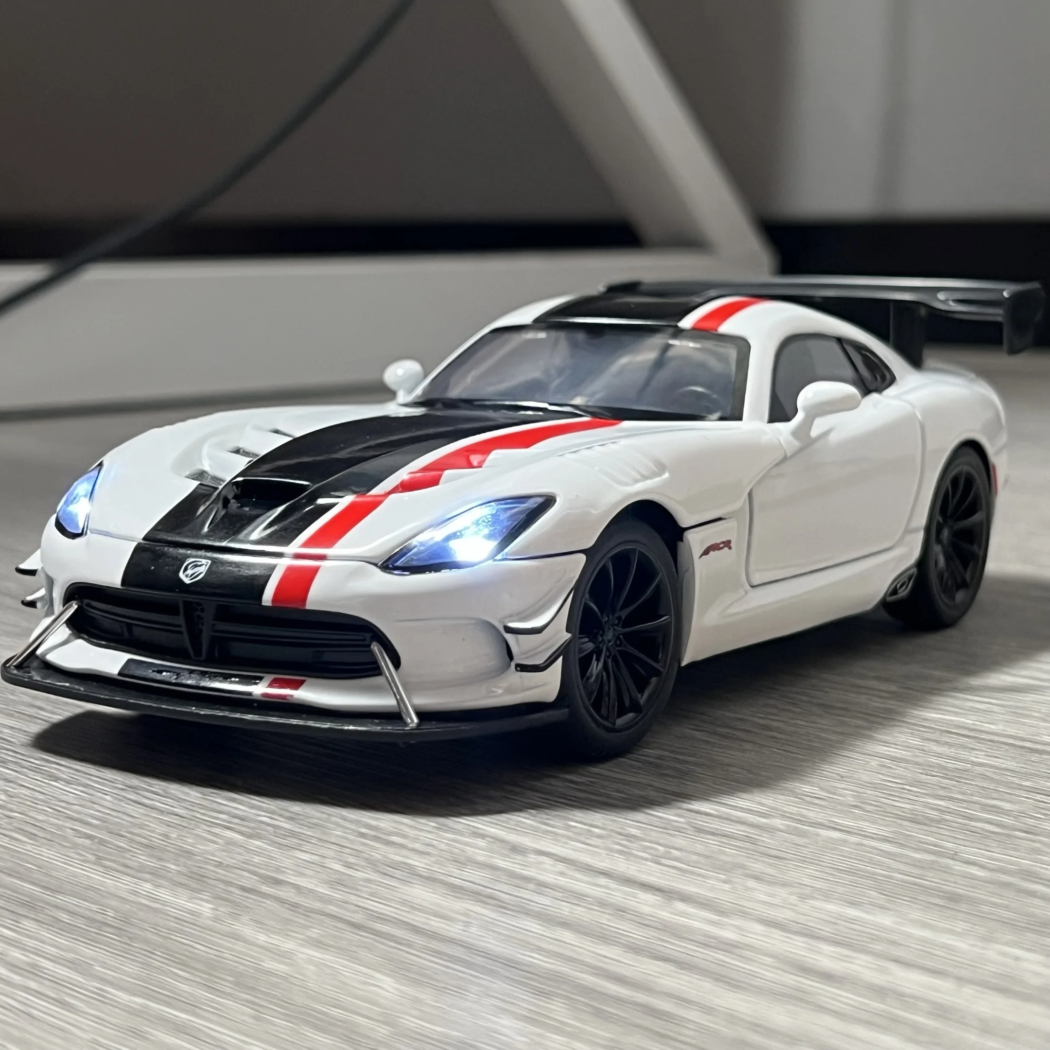 1:24 Scale Diecast 2016 Dodge Viper ACR Model 4 1:24 Scale Diecast 2016 Dodge Viper ACR Model - Image 4