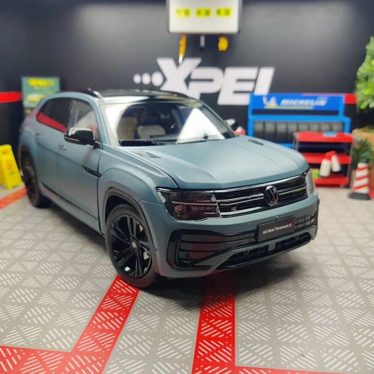 Volkswagen Teramont X SUV 1:18 Diecast Model 8 Volkswagen Teramont X SUV 1:18 Diecast Model - Image 8