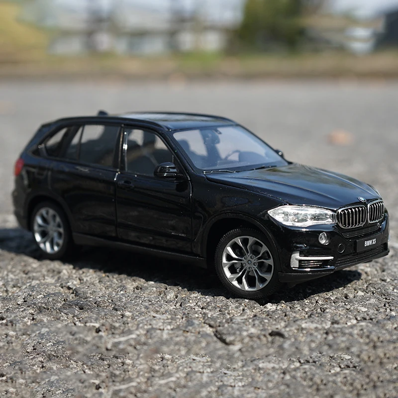 BMW X5 1:24 Diecast Model with Detailing 6 BMW X5 1:24 Diecast Model with Detailing - Image 6