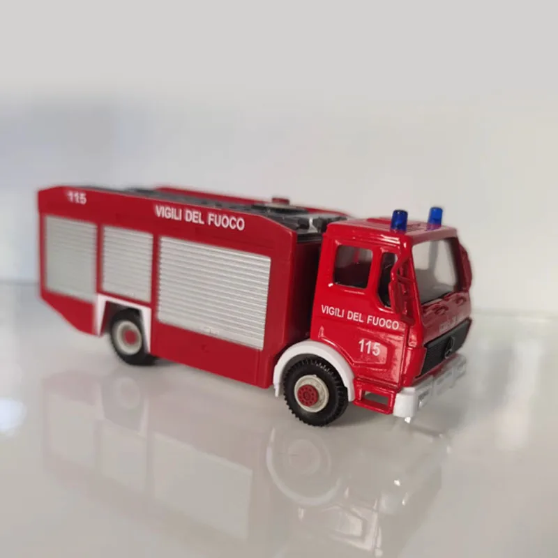 1:43 Scale Fire Engine Model for Collectors 3 1:43 Scale Fire Engine Model for Collectors - Image 3