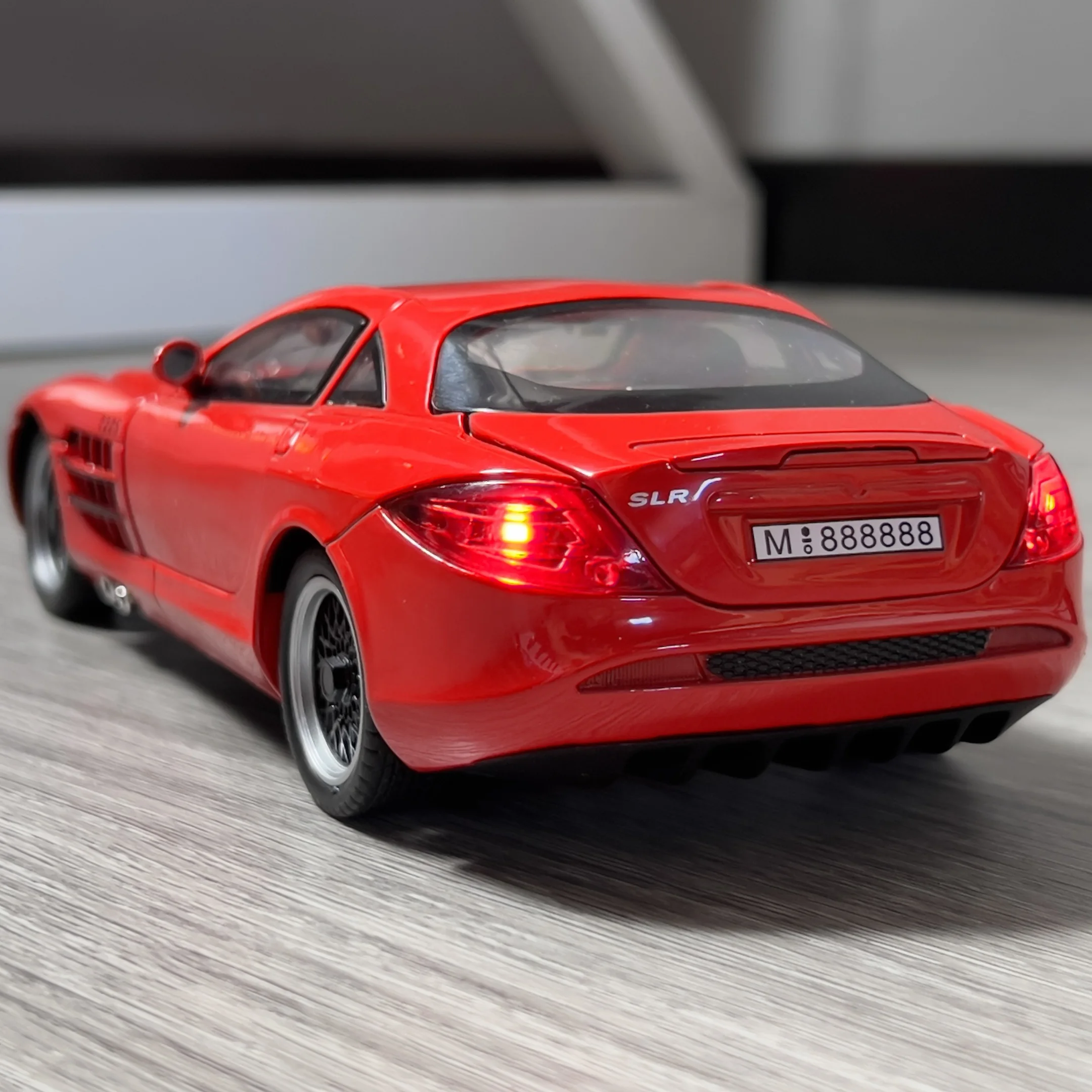 Mercedes-Benz SLR McLaren 722 S Roadster Model 1:24 Scale 3 Mercedes-Benz SLR McLaren 722 S Roadster Model 1:24 Scale - Image 3